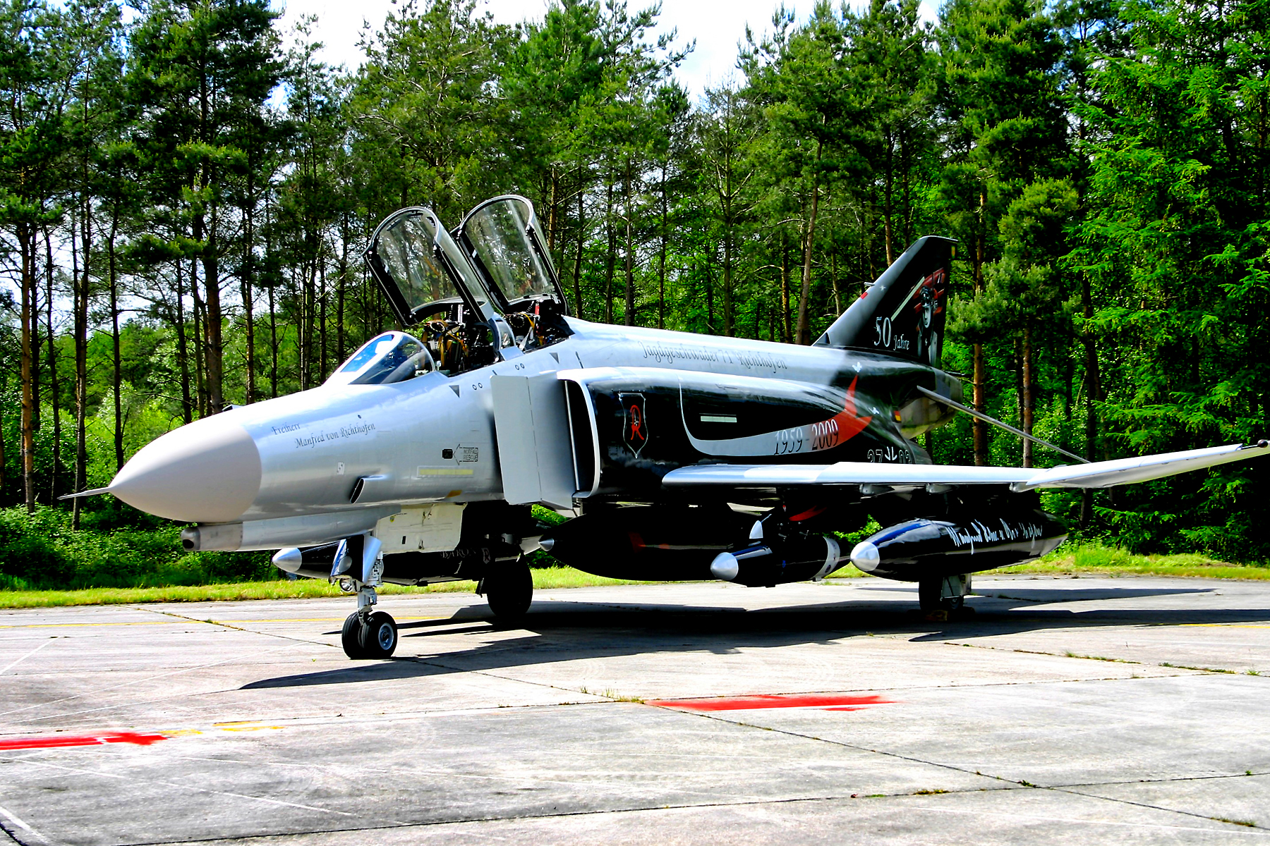 2009 wurde das JG 71 "R" fünfzig Jahre alt. Grund genug für einen Sonderanstrich, der (möglicherweise) zehn Jahre später auf einem TYPHOON wieder auftauchte (?) © Marco Wadin 2009